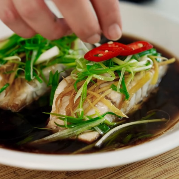 Cá tuyết hấp hành gừng